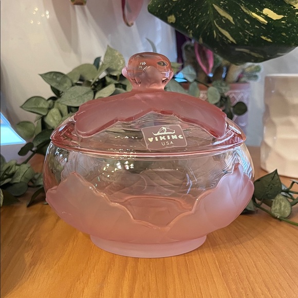 Viking Other - Viking Glass Vintage Frosted Pink Satin Cabbage Leaf Lidded Bowl 1970’s
